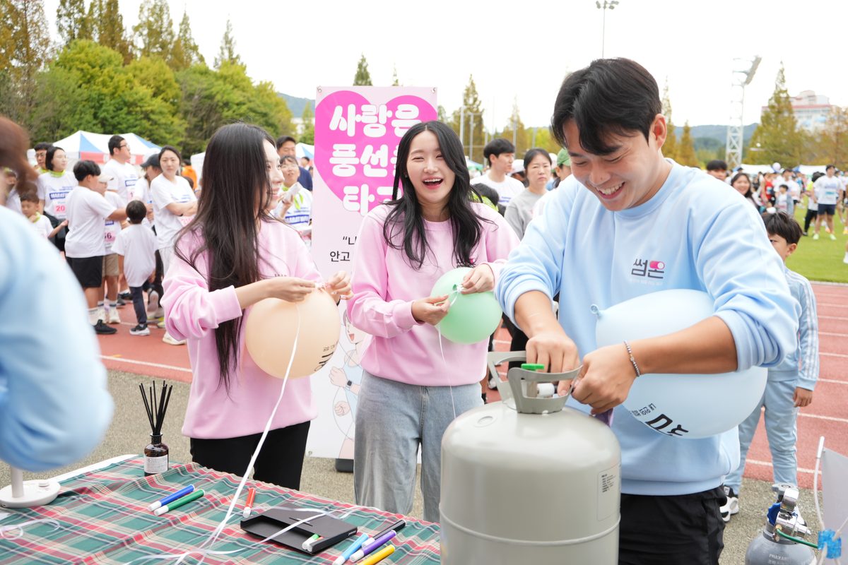 경남 마라톤 썸온 부스 — 참가자들과 풍선 이벤트를 진행하는 현장